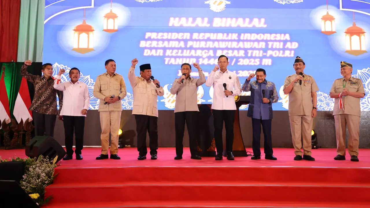 Presiden Prabowo Subianto bersama sejumlah purnawirawan TNI kompak menyanyikan lagu 'Hymne Taruna' (Istimewa)