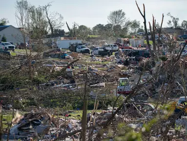 Puing-puing dan rumah-rumah yang rusak terlihat setelah tornado menghantam London, Kentucky, Amerika Serikat pada 17 Mei 2025. (Allison Joyce/AFP)