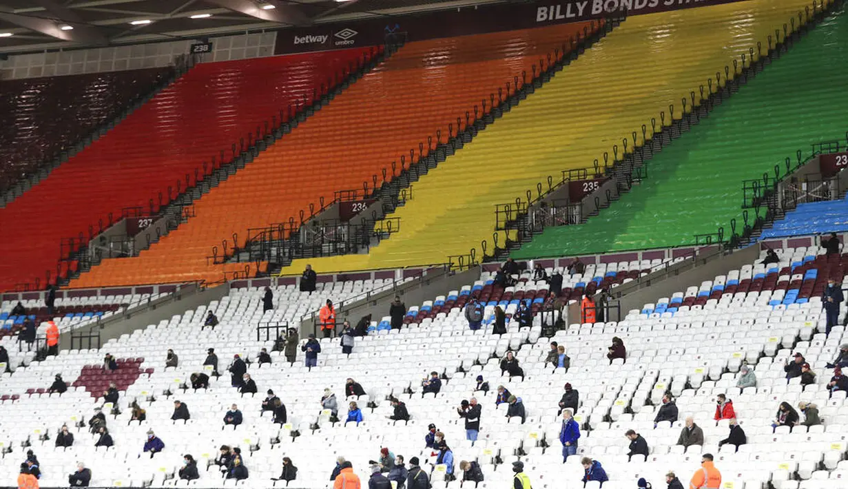 Suasana tribun saat pertandingan antara West Ham United melawan Manchester United di Stadion London, Sabtu (5/12/2020). (Adam Davy / Pool via AP)