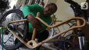 Pekerja sedang menata sepeda kayu di Gedung LIPI , Cibinong, Kabupaten Bogor, Jawa Barat, Rabu (30/10/2019). Jenis sepeda ini di buat dari kayu solid dan jati. (Liputan6.com/Herman Zakharia)
