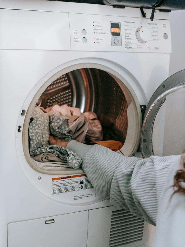 1. Cuci dengan Tangan atau Mesin pada Pengaturan Halus