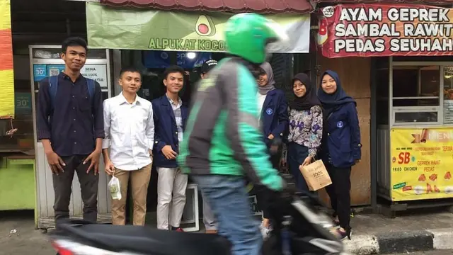 8 Momen Ngakak Ojek Online Jadi Photobomb