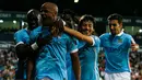  Bek Manchester City Vincent Company meluapkan kegembiraan dengan rekan – rekannya setelah mencetak gol ke gawang West Brom di The Hawthorns Stadium, Inggris,  Senin (10/8/2015). Manchester City menang telak dengan skor 3-0. (Reuters/Jason Cairnduff)