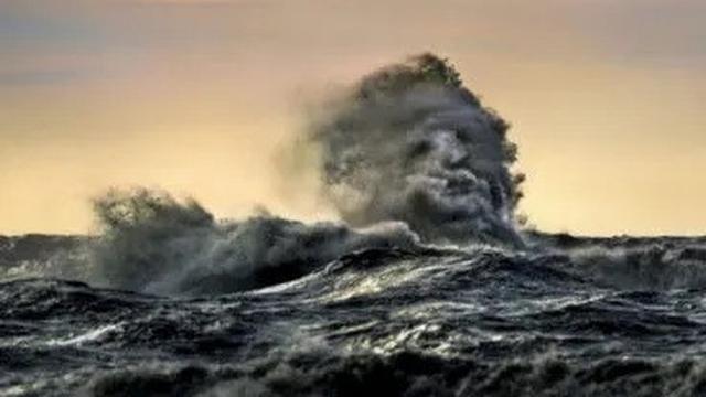 Ombak Laut Mirip Wajah Manusia