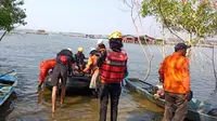 Tim gabungan melakukan penyelaman untuk mencari kakak beradik korban perahu tenggelam di Waduk Kedungombo, Boyolali. (Foto: Liputan6.com/Felek Wahyu)