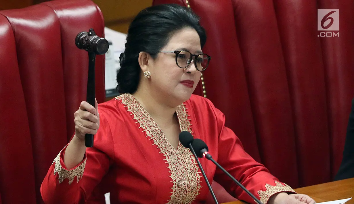 Ketua DPR RI 2019-2024 Puan Maharani mengetuk palu saat memimpin sidang paripurna di kompleks parlemen, Senayan, Jakarta, Selasa (1/10/2019). Sesuai hasil rapat konsultasi dan perwakilan parpol pimpinan DPR Puan Maharani dari PDIP resmi sebagai Ketua DPR RI. (Liputan6.com/Johan Tallo)