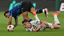 Pemain Bayer Leverkusen, Granit Xhaka (kanan) terjatuh saat berebut bola dengan pemain Atalanta, Ederson pada laga final Liga Europa 2023/2024 yang berlangsung di Dublin Arena, Irlandia, Kamis (23/05/2024) dini hari WIB. (AFP/Glyn Kirk)