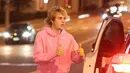 Justin Bieber sendiri terlihat menggunakan hoodie berwarna pink saat kejadian itu. (BackGird/E! News)