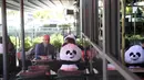Boneka panda digunakan untuk membantu para pelanggan mempraktikkan jaga jarak sosial saat makan di sebuah restoran di Ankara, Turki (1/7/2020). Kasus COVID-19 di Turki bertambah 1.192 pada Rabu (1/7), sehingga total kasus terkonfirmasi menjadi 201.098. (Xinhua/Mustafa Kaya)
