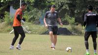 Pelatih kiper PSIS Semarang, Andy Petterson. (Bola.com/Ronald Seger)