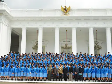 Presiden Joko Widodo (tengah) berfoto bersama siswa-siswi dan tenaga pengajar SMA Taruna Nusantara, di pelataran Istana Merdeka, Jakarta, Senin (2/3/2015). (Liputan6.com/Faizal Fanani)