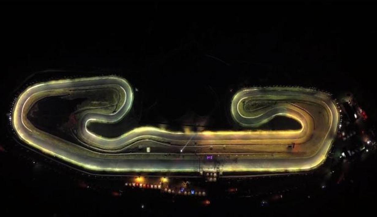 Sirkuit Puncak Mario yang terletak di Kabupaten Sidenreng Rappang (Sidrap), Sulawesi Selatan ini memiliki layout mirip Sirkuit Catalunya di Barcelona, Spanyol. Sirkuit ini dibangun di atas lahan seluas delapan hektar dengan total panjang trek mencapai 1,4 km dengan lebar 12 meter. Sepanjang bibir lintasan tertanam 700 lampu yang masing-masing bertegangan 700 watt. Lampu tersebut membuatnya cantik di malam hari dan aman untuk para pembalap. (Source: Ist)