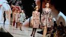 Para model berlenggak-lenggok diatas catwalk dalam acara Jakarta Fashion dan Food Festival. Senin (19/5/2014) (Liputan6.com/Faizal Fanani)