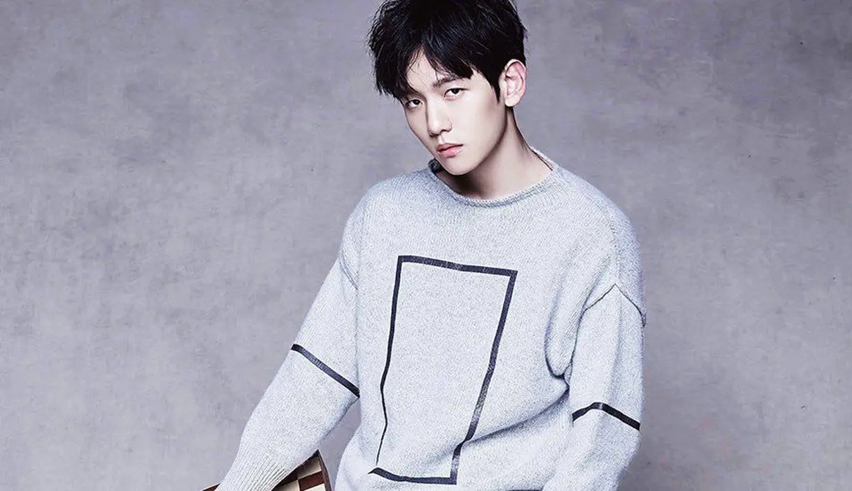 Baekhyun sangat suka dengan buah strawberry. Bahkan ia tidak mau sikat gigi jika tidak menggunakan pasta gigi rasa strawberry. (Foto: Allkpop.com)