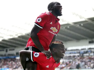 Pemain Manchester United, Paul Pogba dan Romelu Lukaku saat merayakan gol ke gawang Swansea City ,pada lanjutan Premier League di Liberty Stadium, Swansea, (19/8/2017). MU menang 4-0. (Nick Potts/ PA via AP)