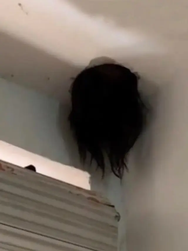 Bak Film Horor, Viral Kepala Gadis Ini Tersangkut di Langit-langit Rumah
