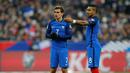 Pemain Prancis, Antoine Griezmann (kiri) dan Dimitri Payet bersiap melakukan tendangan bebas  saat melawan Swedia pada laga grup A Kualifikasi Piala Dunia 2018 di Stade de France Stadium, Saint-Denis, Prancis, (11/11/2016). (Reuters/Benoit Tessier)