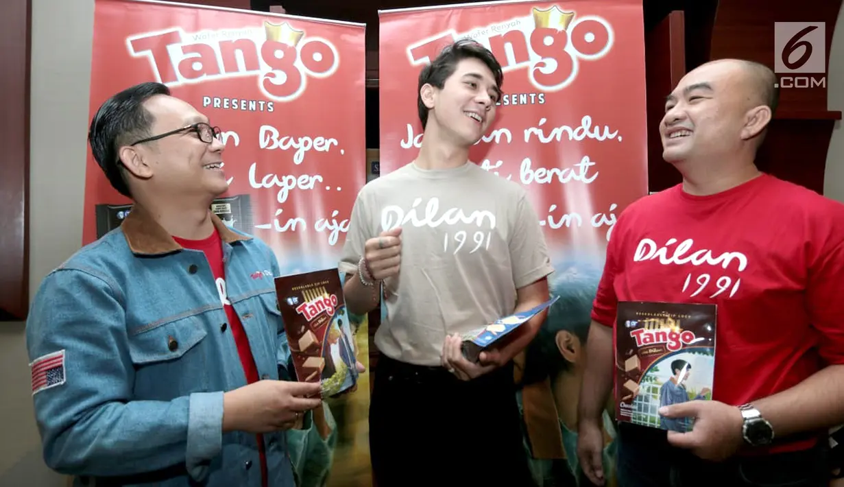 GM Tango Herry Kurniawan, Cast Artist Dilan 1991 Jerome Kurnia dan Head of Corporate and Marketing Comm OT Harianus Zebua berbincang saat rilis trailer film Dilan 1991 di Kemang, Jakarta, Kamis (17/1). (Liputan6.com/HO/Iwan)