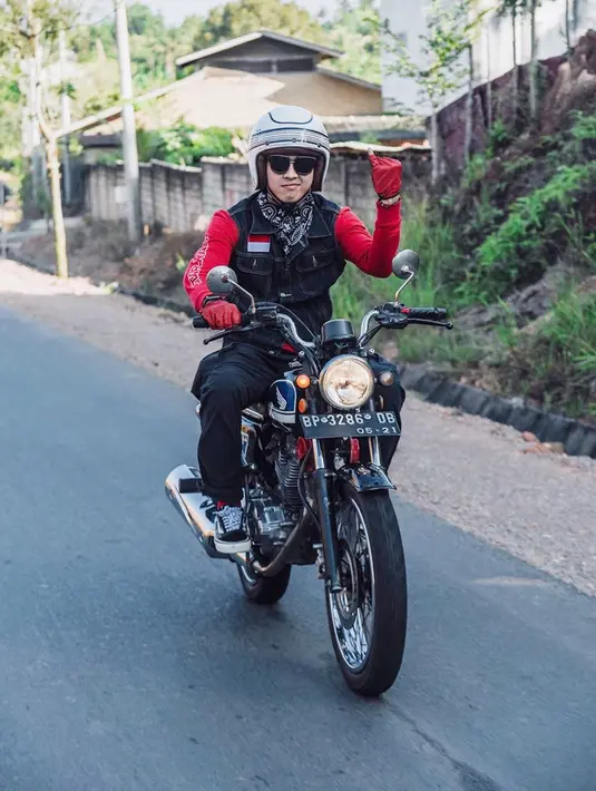 Dalam acara bersama Motorbaik di Tanjung Pinang ini Bisma dipinjami sepeda motor klasik oleh komunitas CB Pinang yang miliki media sosial Instagram @cb_pinang. Yaitu komunitas jenis sepeda motor CB asal Jepang. (Liputan6.com/IG/@sibisma)
