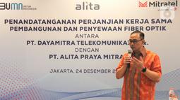 Direktur Utama PT Alita Praya Mitra (Alita), Teguh Prasetya memberi sambutan pada penandatanganan perjanjian kerjasama pembangunan dan penyewaan fiber optik di Jakarta, Jumat (24/12/2021). (Liputan6.com/HO/Alwi)