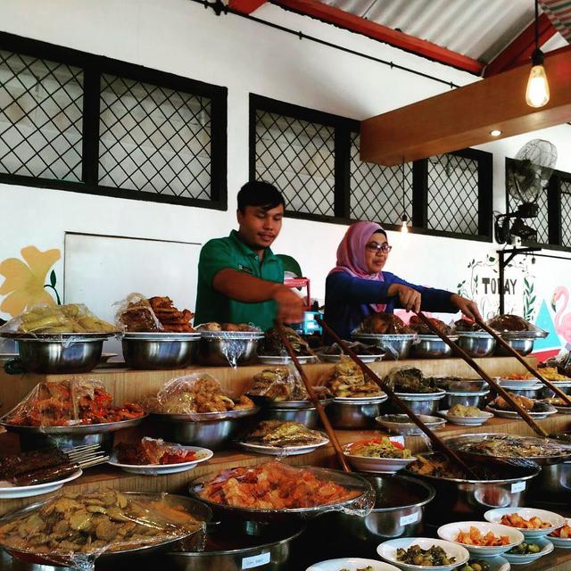 Nusa Dua, restoran yang menyajikan masakan Indonesia di London, cara penyajiannya juga khas ala penyajian masakan padang. (dok. Instagram @nusadualondon/https://www.instagram.com/p/BbgwnGUlLFm//Adhita Diansyavira)