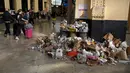 Kantong plastik beterbangan, tong sampah kelebihan muatan dan tanah mulai menghitam di Gare Saint-Charles di Marseille. (AFP/Nicolas Tucat)
