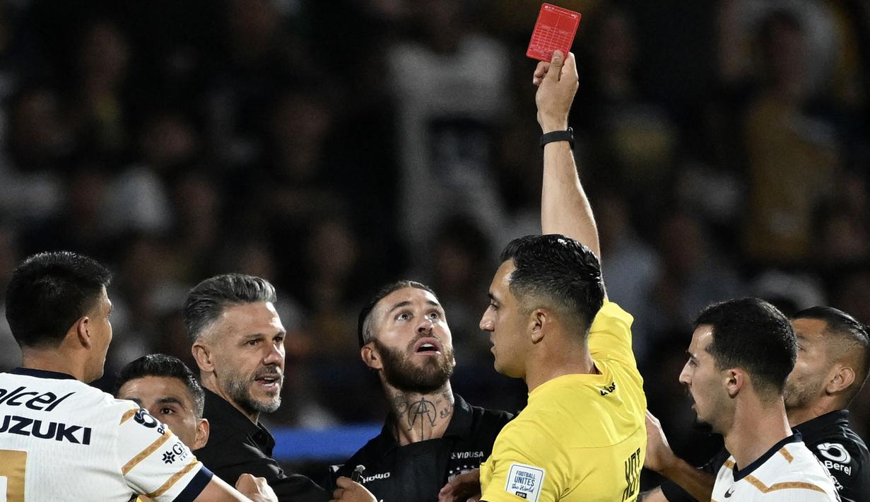 Pemain Monterrey, Sergio Ramos mendapatkan kartu merah dari wasit Ismael Rosario López setelah melakukan pelanggaran dalam laga lanjutan Liga Meksiko atau Liga MX Clausura antara Puma melawan Monterrey di Olimpico Universitario Stadium, Meksiko pada Minggu (16/03/2025). (AFP/Yuri Cortez)
