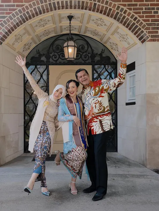 Sang ibu tampak menawan dengan kebaya warna peach sementara sang ayah mengenakan kemeja batik. [Foto: IG/bebytsabina].