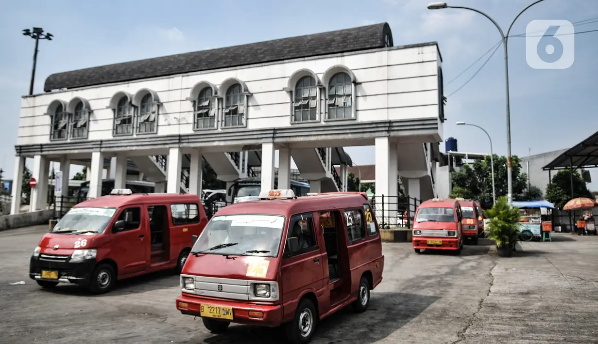 Angkutan kota non-Jak Lingko menunggu penumpang di Terminal Rawamangun, Jakarta, Senin (20/7/2020). Para sopir mengatakan kendaraan angkot mereka belum bisa bergabung dengan Jak Lingko dikarenakan lambatnya proses administrasi meski telah diajukan sejak bulan lalu. (merdeka.com/Iqbal Nugroho)