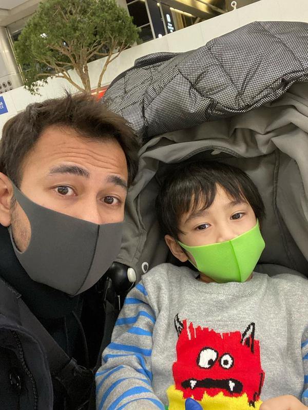 Khawatir virus Corona yang sedang ramai, Raffi dan Nagita pakai masker saat liburan. (Sumber: Instagram/@raffinagita1717)