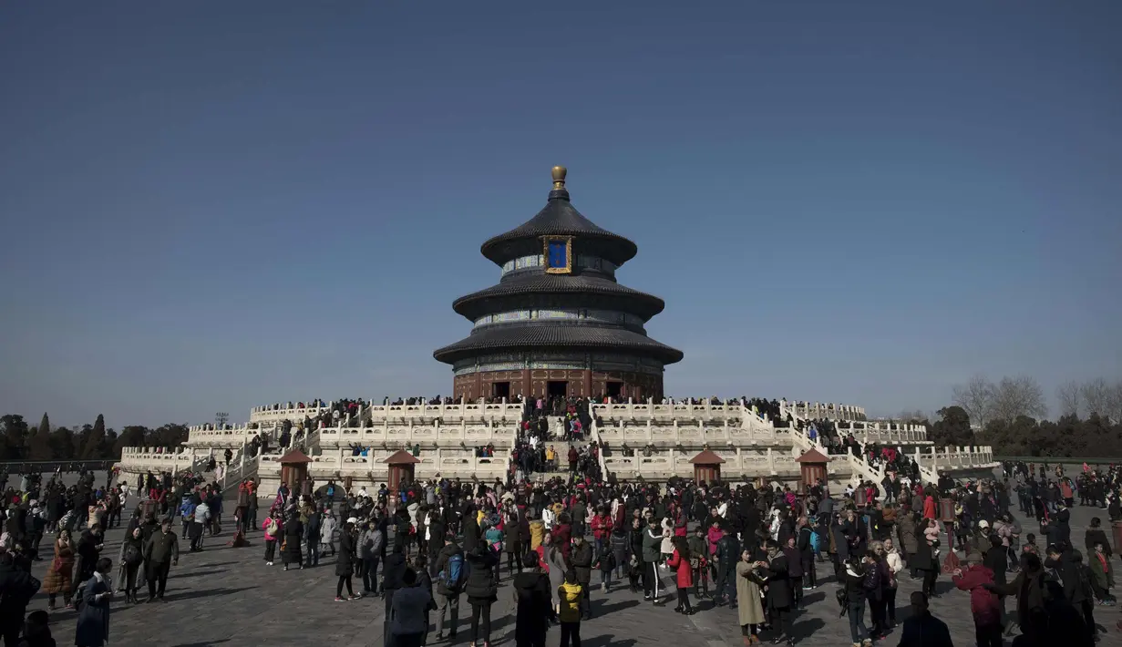 Suasana Kuil Surga selama liburan Tahun Baru Imlek di Beijing (20/2). Warga China tengah liburan selama seminggu yang menandai dimulainya Tahun Anjing. (AFP Photo/Nicolas Asfouri)