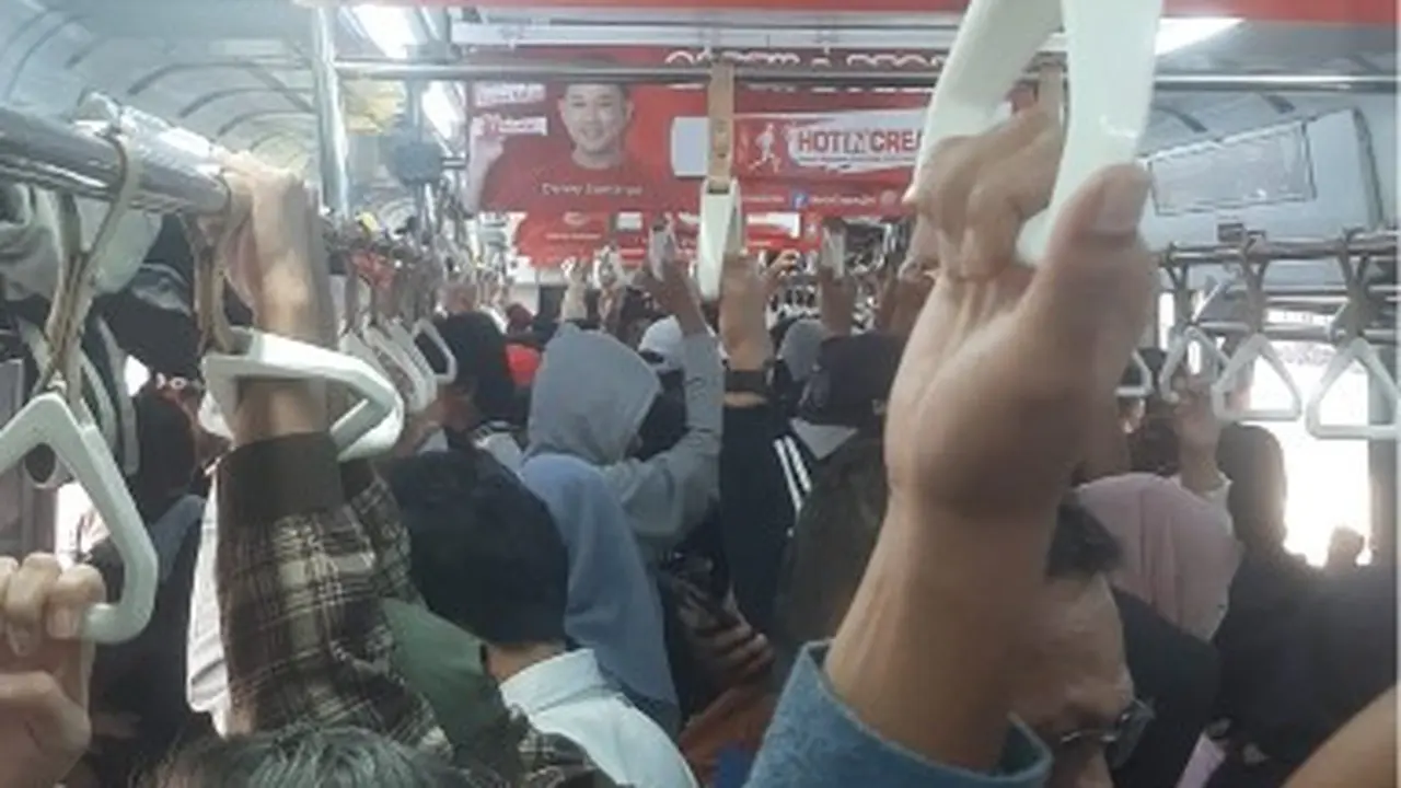 Suasana di dalam gerbong KRL relasi Bogor–Jakarta Kota yang sempat mengalami gangguan, Kamis (20/8/2026). (Liputan6.com/Agil)