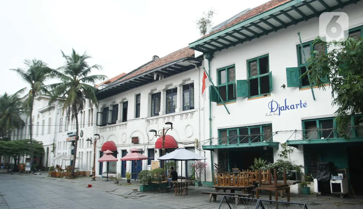 Suasana Kawasan Kota Tua, Jakarta, Rabu (3/8/2022). Proyek revitalisasi jalur pedestrian di kawasan Kota Tua akan selesai pada Agustus 2022, yang sudah mencapai 98 persen. (Liputan6.com/Herman Zakharia)