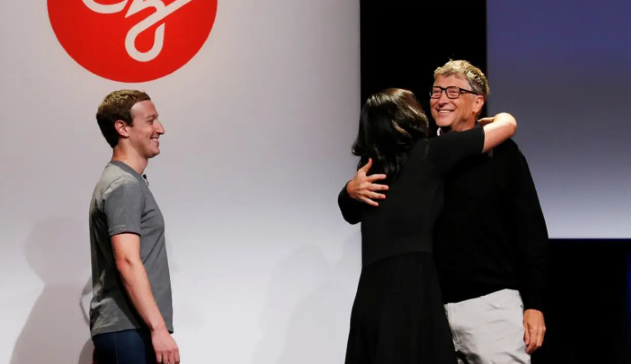 Co-founder Microsoft Bill Gates (kanan) menghadiri konferensi pers terkait investasi Chan Zuckerberg Initiative di UCSF Mission Bay, AS, Rabu (21/9). Mark telah menyiapkan dana lebih dari USD 3 M atau senilai Rp 39 T. (REUTERS/Beck Diefenbach)