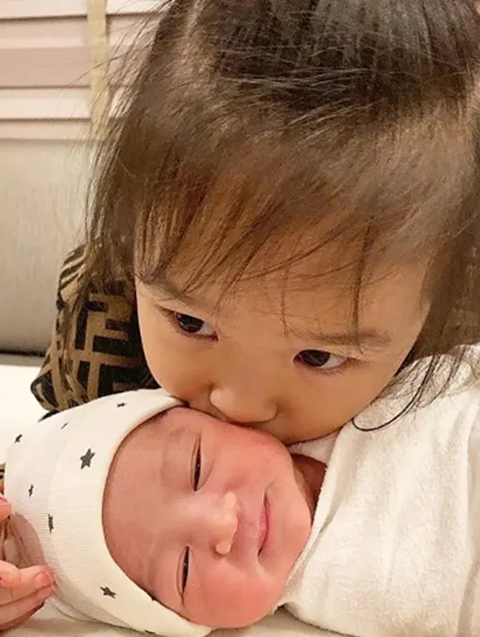 Sebagai seorang kakak, Thalia tidak cemburu kepada adiknya, Thania. (Liputan6.com/IG/ruben_onsu)