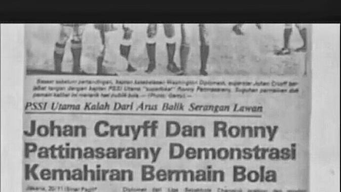 Koran yang memberitakan pertemuan Johan Cruyff dan Ronny Pattinasarany di Jakarta. (Bola.com/Dok. Pribadi Keluarga Pattinasarany)