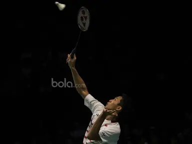 Tunggal putra Indonesia, Jonatan Christie, kalah dari tunggal China, Chen Long, pada laga BCA Indonesia Open di JCC, Jakarta, Kamis (15/6/2017). Jonatan kalah 9-21 dan 7-21. (Bola.com/Vitalis Yogi Trisna)