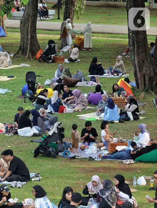 Taman Lapangan Banteng yang terletak di Jakarta Pusat tampak ramai pengunjung pada libur perayaan Tahun Baru Islam 1447 Hijriah. (Liputan6.com/Angga Yuniar)