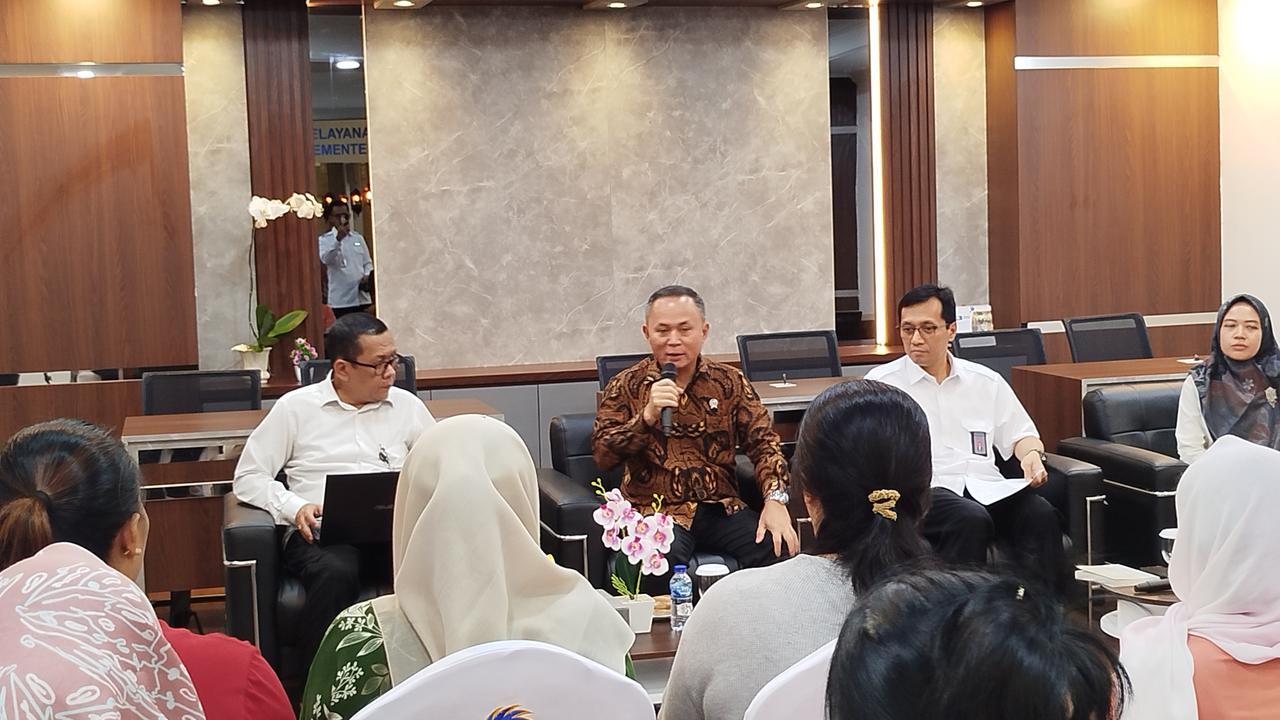 Para mantan pemain Oriental Circus Indonesia (OCI) menemui Wakil Menteri Hak Asasi Manusia (Wamen HAM) Mugiyanto, Selasa (15/4/2025).