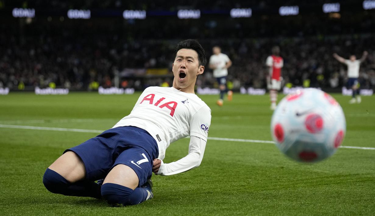 Son Heung-min. Sayap kiri Korea Selatan berusia yang telah 7 musim memperkuat Tottenham Hotspur ini menjadi pemain Asia dengan nilai pasar teringgi mencapai 75 juta euro atau setara Rp1,2 triliun. Bersama Spurs hingga kini, Son Heung-min berhasil mengukuhkan diri sebagai pemain terbaik di Asia dengan ketajamannya sebagai pencetak gol ulung yang dapat disejajarkan dengan rekan setimnya, Harry Kane. Hingga kini ia telah tampil dalam 324 laga di semua ajang dengan torehan 131 gol dan 73 assist. (AP/Matt Dunham)