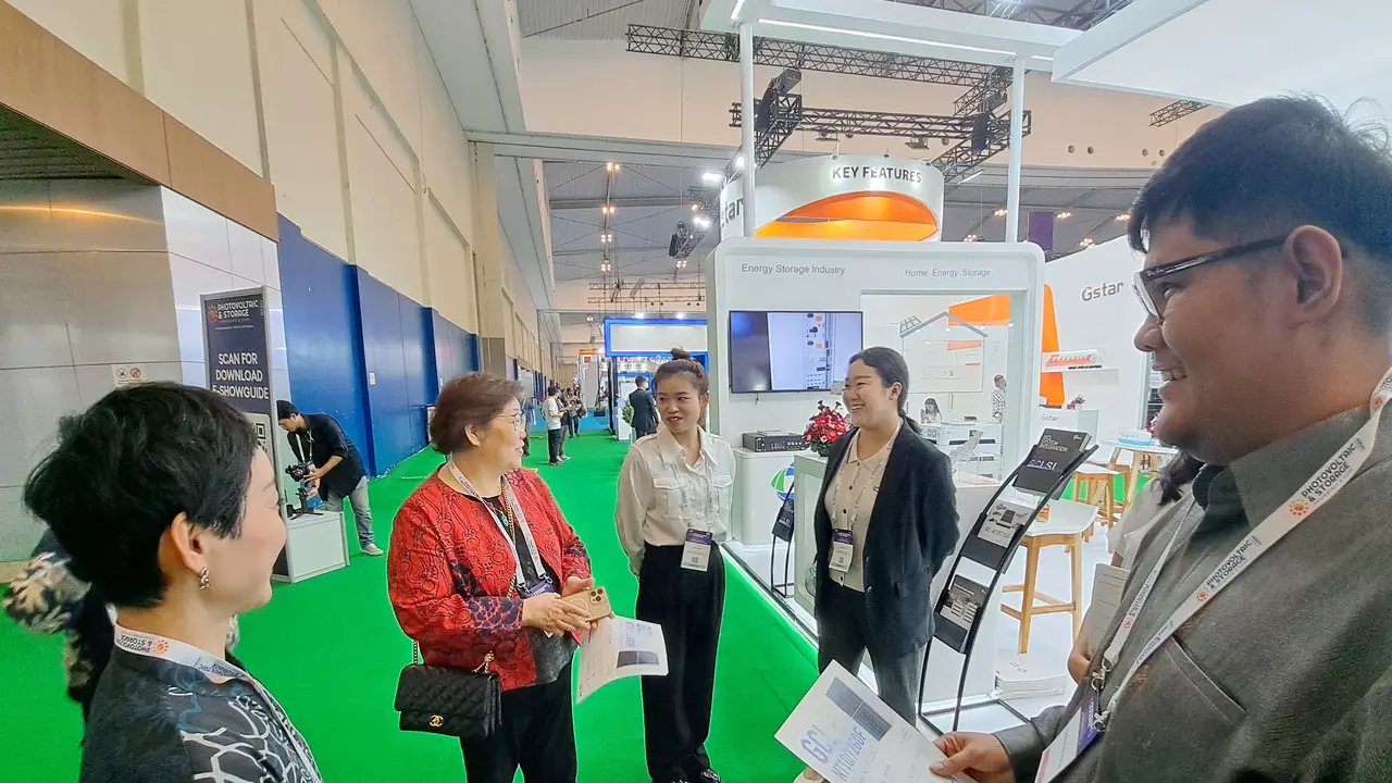 Yue Mi, President, Follow  Me International Exhibition, meninjau salah satu peserta pameran perusahaan solar energy di Photovoltaic & Storage (PVS) ASEAN Conference and Expo, ICE BSD, Kabupaten Tangerang, Rabu (15/11/2023).