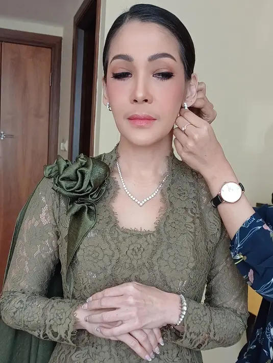 Mieke Amalia tampil semakin anggun dengan gaya rambut yang ditata sleek rapi, disanggul ke belakang dan riasan wajah yang flawless tak berlebihan. [Foto: Instagram/adebebymakeup]