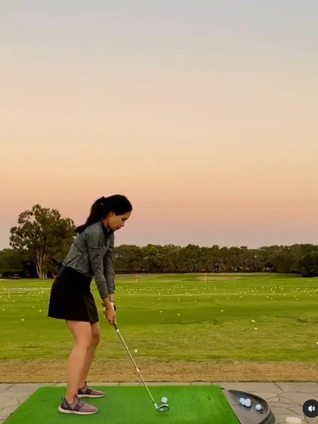 7 Gaya Maudy Ayunda saat Main Golf, Curi Perhatian