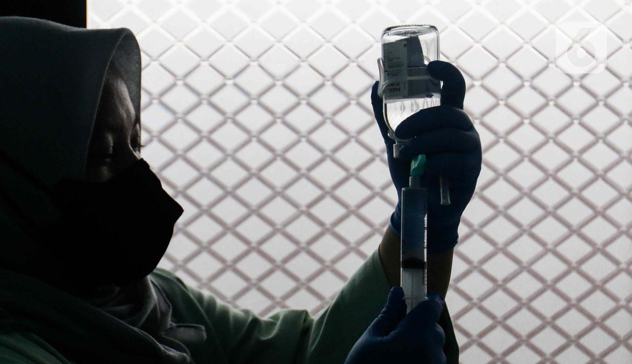 Perawat mengecek saturasi oksigen pasien Demam Berdarah Dengue di Rumah Sakit Umum Daerah (RSUD) Tamansari, Jakarta Barat, Kamis (28/3/2024). (Liputan6.com/Herman Zakharia)