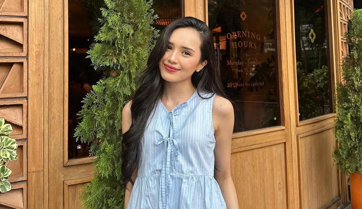 Melepas masa lajang di usia muda, tak dipungkiri jika artis dengan nama lengkap Cut Putri Tshabina ini masih terlihat seperti gadis. Meski tampak simpel, padu padan busananya selalu stylish sehingga membuatnya makin cantik dan bikin netizen pangling. Lantaran sang suami adalah anggota DPR, beberapa netizen memanggil Beby dengan sebutan Bu Dewan di kolom komentar. (Liputan6.com/IG/@bebytsabina)