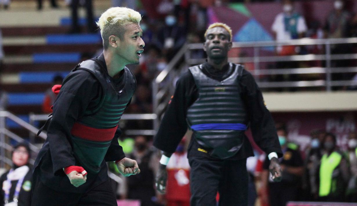 Atlit Pencak SIlat dari Jawa Barat Hanifan Yudanin Kusumah berhasil mengalahkanTiel Taraipos dari Papua, pada Finali kelas D  Putra  pada PON XX PAPUA  di GOR Toware (12/10) Jayapura. (FOTO; PB PON XX PAPUA/TATAN AGUS RUSTANDI)