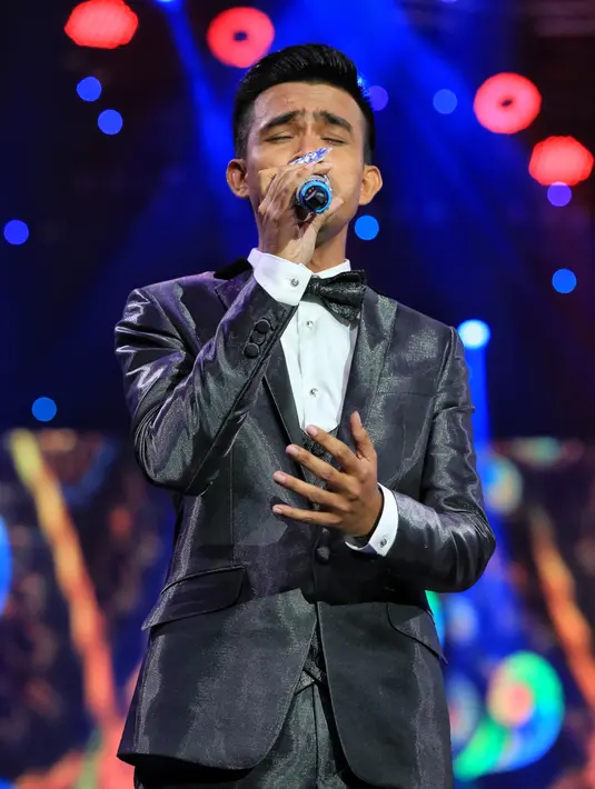 "Siapa yang pandai bermain musik dan suara bagus di dangdut ada Haji Rhoma Irama. Anak baru jago nyanyi bisa main piano, organ, suling, dan gitar itu salah satunya Fildan," ungkap Iis Dahlia. (Adrian Putra/Bintang.com)