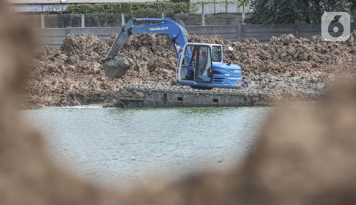 Petugas SDSDA menggunakan ekskavator mengerjakan pembangunan Waduk Belibis, Semper Barat, Cilincing, Jakarta Utara, Rabu (13/10/2021). Progres pembangunan Waduk Belibis yang dibangun sejak Oktober 2020 sebagai upaya pengendalian banjir telah mencapai 80 persen. (merdeka.com/Iqbal S. Nugroho)