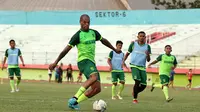 Striker Persebaya Surabaya, David da Silva, beraksi saat menjalani latihan di Stadion Gelora Delta Sidoarjo, Jumat (6/9/2019). (Bola.com/Aditya Wany)