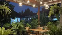 8 Model Teras Belakang Rumah Ala Cafe Tropis dengan Pencahayaan Gantung 2025, Instagramable